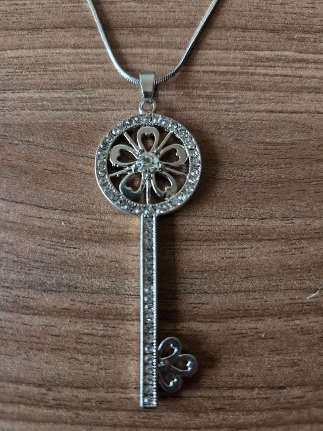 Collar con colgante de llave