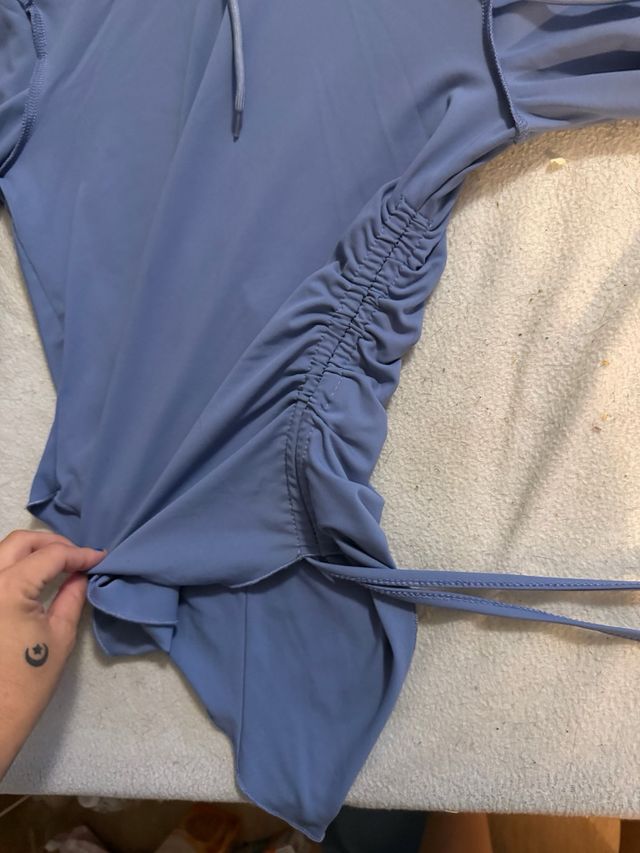 Camiseta con capucha azul