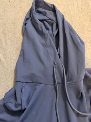 Camiseta con capucha azul