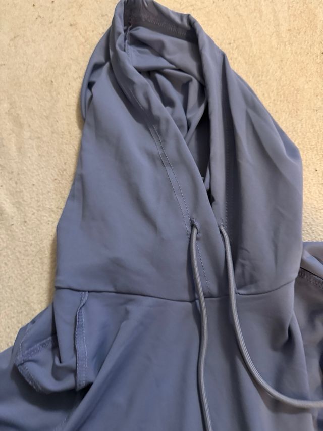 Camiseta con capucha azul