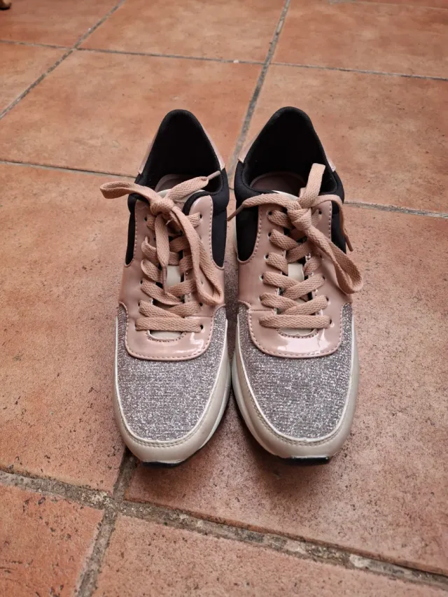 Deportivas rosas y plateadas.con tacón de 7 cm.