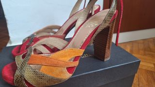 Sandalias de tacón con estampado de serpiente