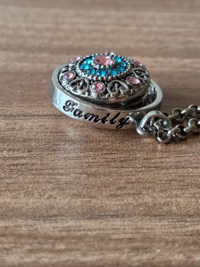 Collar con medallón plateado y detalles rosas