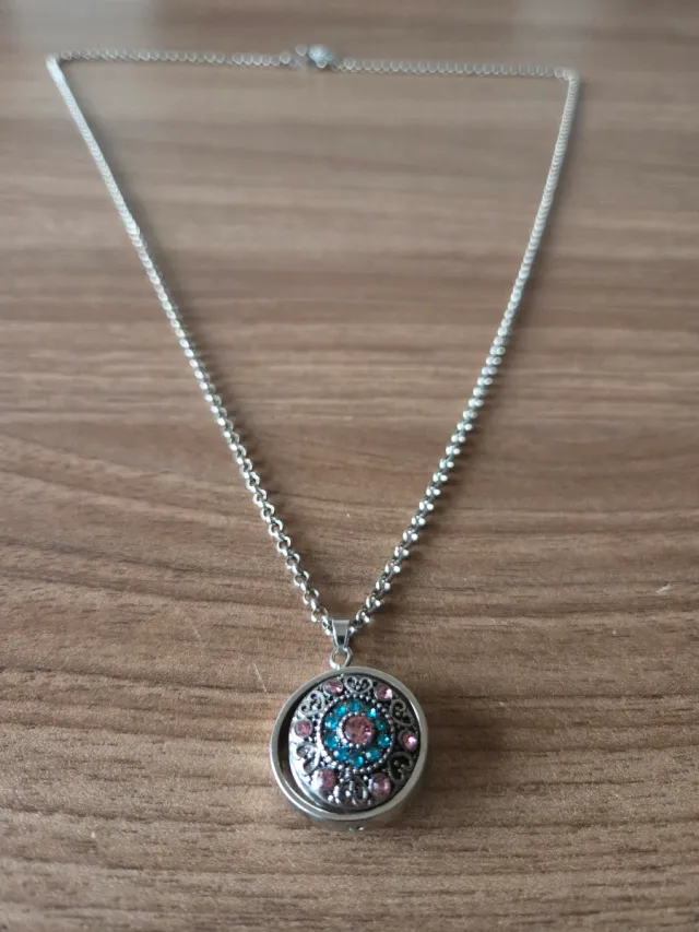 Collar con medallón plateado y detalles rosas