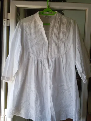 Blusa blanca con bordados