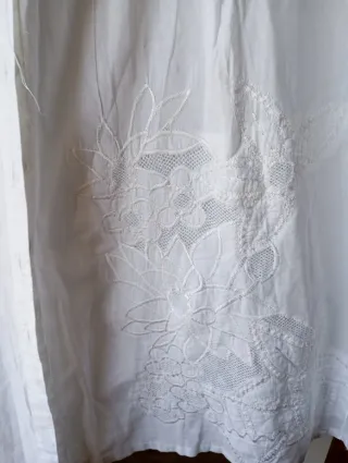 Blusa blanca con bordados