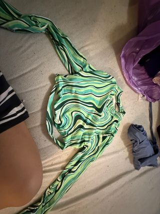 Crop top estampado verde espalda medio descubierta