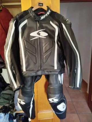 Mono de moto Spyke negro y blanco