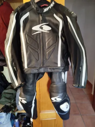 Mono de moto Spyke negro y blanco