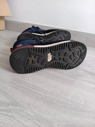 Botas The North Face azules y negras