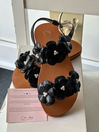 Sandalias Oca-Loca piel niña negras flores