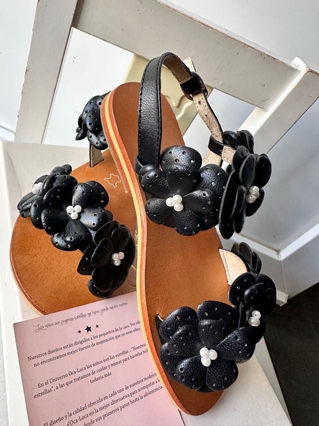 Sandalias Oca-Loca piel niña negras flores