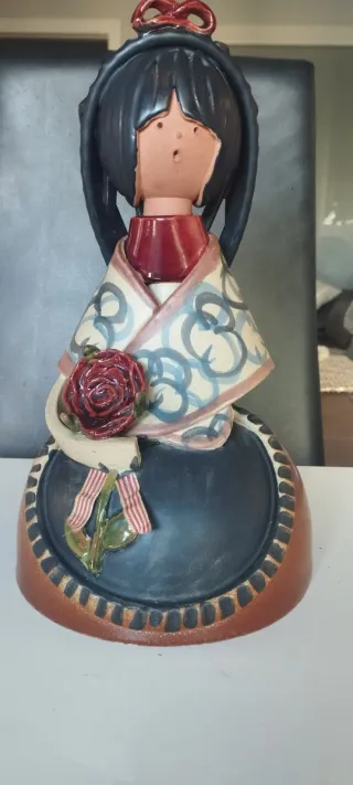Muñeca artesanal de barro