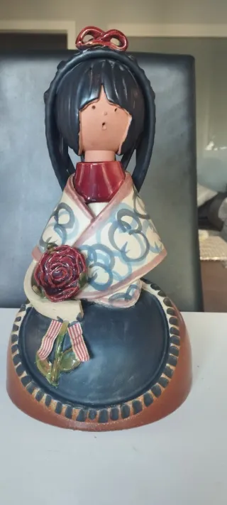 Muñeca artesanal de barro