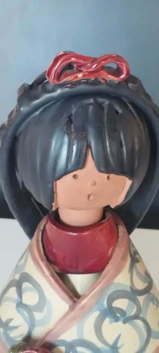 Muñeca artesanal de barro