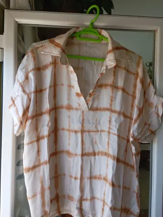 Blusa beige y marrón con estampado de cuadros