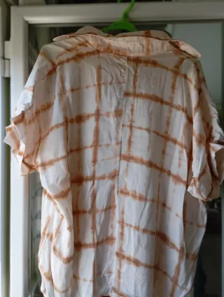 Blusa beige y marrón con estampado de cuadros