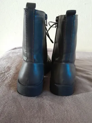 Botines grises con cordones y cremallera