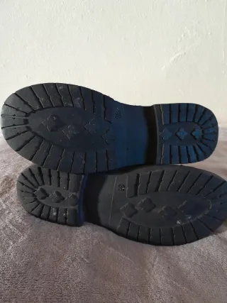 Botines grises con cordones y cremallera