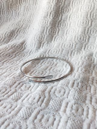 Brazalete ajustable plateado Parfois nuevo