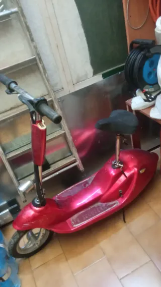 Patinete Eléctrico Rojo con Asiento