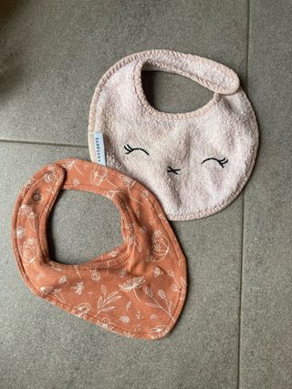 Lote 2 baberos bebé. Uno de ellos marca Bamboom+