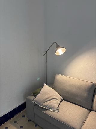 Lámpara de pie IKEA ANKARSPEL gris