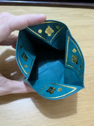 Monedero de piel con detalles dorados