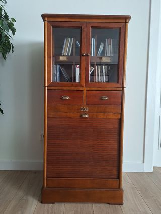Mueble de madera con vitrina y persiana