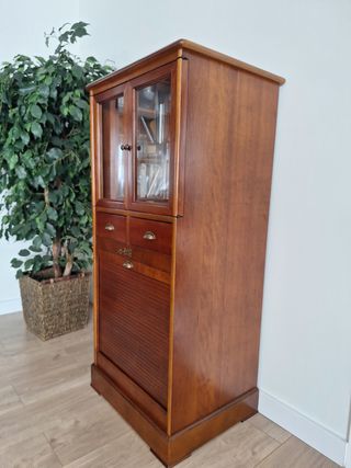 Mueble de madera con vitrina y persiana