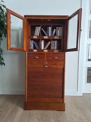 Mueble de madera con vitrina y persiana