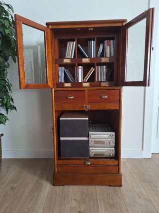 Mueble de madera con vitrina y persiana