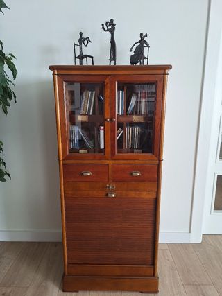 Mueble de madera con vitrina y persiana