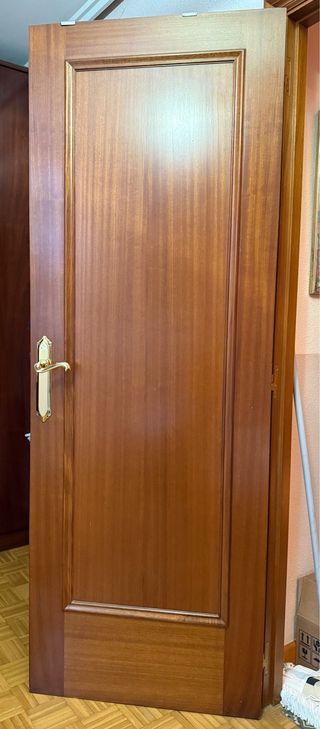 Puertas de madera interior.