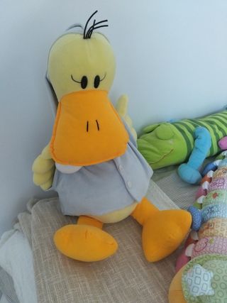 Peluche Pato Amarillo Ropa Gris