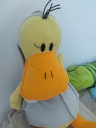 Peluche Pato Amarillo Ropa Gris