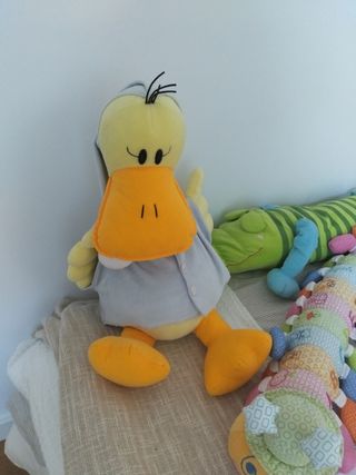Peluche Pato Amarillo Ropa Gris