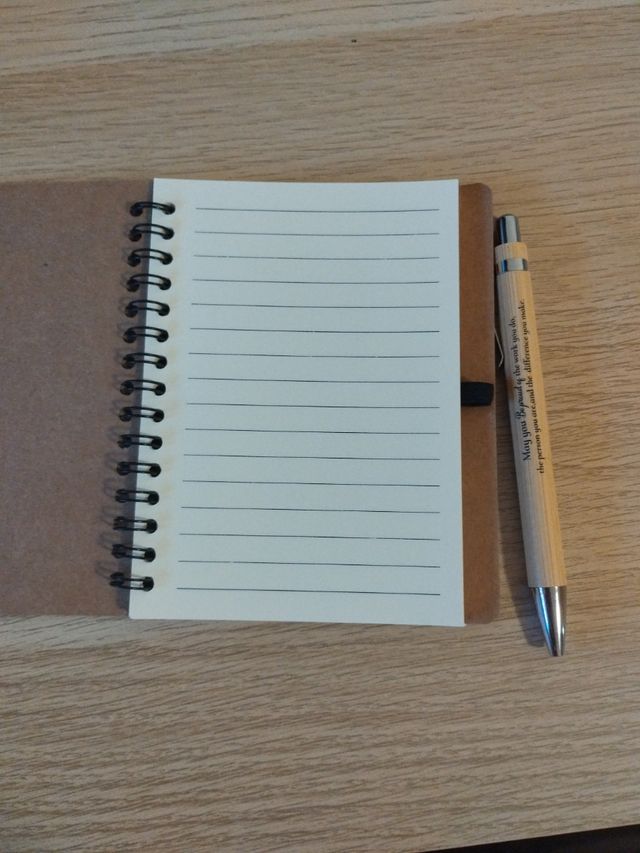 Libreta y bolígrafo con mensaje inspirador