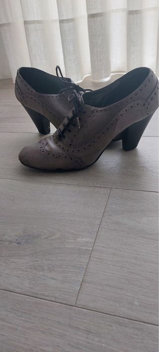 Zapatos tacón grises con cordones