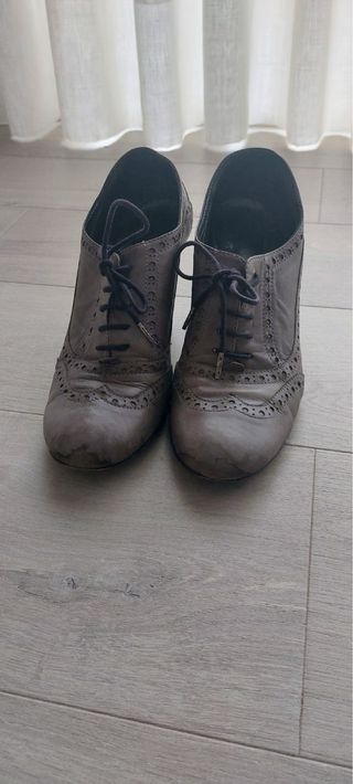 Zapatos tacón grises con cordones