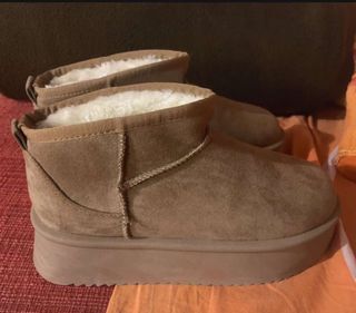 Stivaletti tipo Ugg imbottiti beige