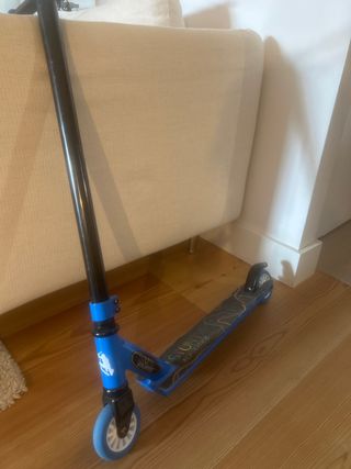 2 monopattini blu per bambini
