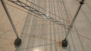 Estantería metálica con ruedas