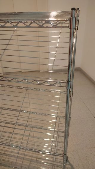 Estantería metálica con ruedas