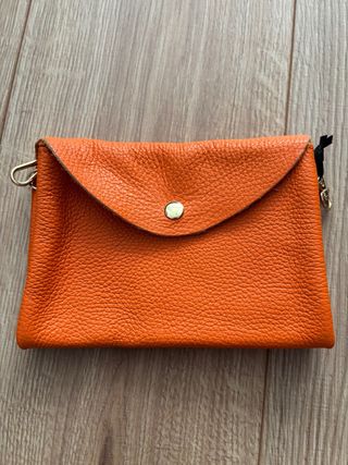 Bolso Marlon Naranja Piel con cadena dorada.