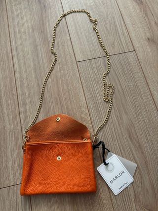Bolso Marlon Naranja Piel con cadena dorada.