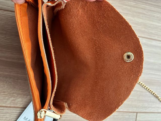 Bolso Marlon Naranja Piel con cadena dorada.