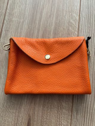 Bolso Marlon Naranja Piel con cadena dorada.