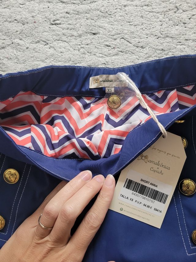 Shorts Camaleónica azul con botones dorados