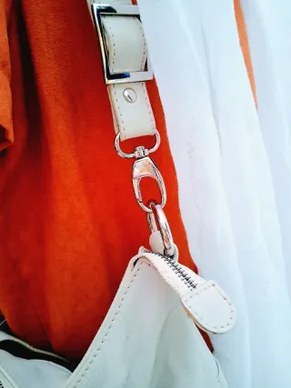 Bolso Piel Genuina Guy Laroche Blanco. 